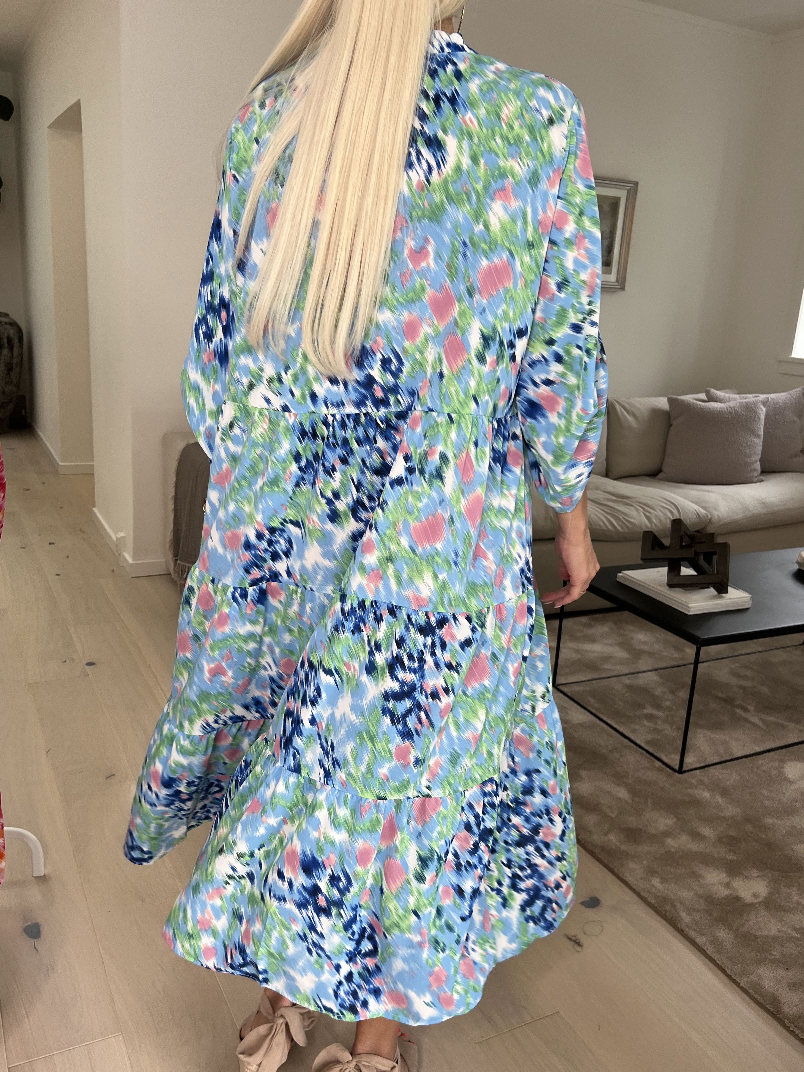 Simone - Sød kjole i flerefarvet print